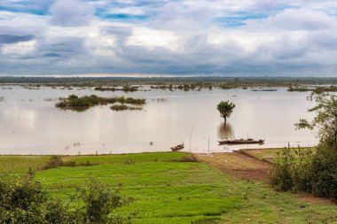 Manzaralı Mekong Nehri yakınında Kratie Kamboçya'da.