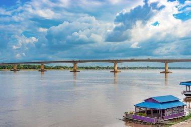 Mekong Nehri ve Kampong Cham, Kamboçya Kizuna Köprüsü manzaralı.