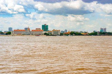 Phnom Penh, Kamboçya-Mekong Nehri üzerinde görüldüğü gibi manzarası. 