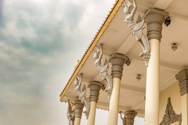 Ayağı süslemeleri, gümüş Pagoda içinde Kamboçya Phnom 1892-1902 yılında kral petrol tarafından inşa Penh, ayrıntılarını Kraliyet küller kutsal ve onun kat 5329 gümüş taşlarla kaplı.