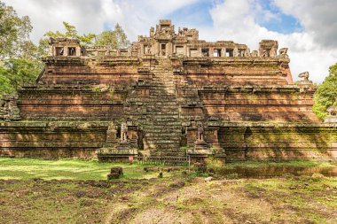 Phimeanakas Tapınağı'nda Angkor, Kamboçya, bir Hindu Tapınağı olarak üç katmanı piramit şeklinde 10th yüzyıl Hindu tapınağıdır. Üstünde tepe-in piramit galerileri ile bir kule vardı.