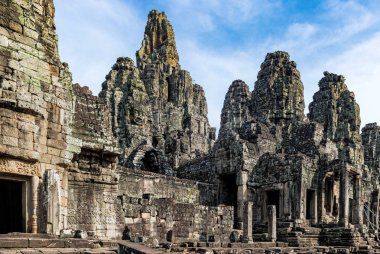 Bayon Angkor Kamboçya'da, zengin bir şekilde dekore edilmiş Khmer tapınağıdır. 12. yüzyılda resmî tapınak olarak Mahayana Budist kralı inşa. O Angkor Thom merkezinde Jayavarman sermaye, durgunluk.