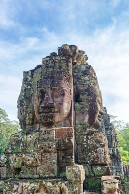 Bayon Angkor Kamboçya'da, zengin bir şekilde dekore edilmiş Khmer tapınağıdır. 12. yüzyılda resmî tapınak olarak Mahayana Budist kralı inşa. O Angkor Thom merkezinde Jayavarman sermaye, durgunluk.