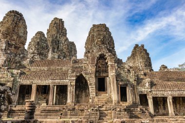 Bayon Angkor Kamboçya'da, zengin bir şekilde dekore edilmiş Khmer tapınağıdır. 12. yüzyılda resmî tapınak olarak Mahayana Budist kralı inşa. O Angkor Thom merkezinde Jayavarman sermaye, durgunluk.