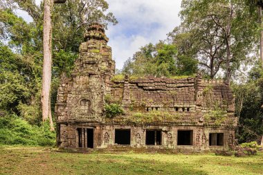 Preah Khan Angkor, Kamboçya, bir Budist tapınağında 12. yüzyılda inşa edilmiş. Bu kuruluş, neredeyse 100,000 yetkilileri ve görevlileri ile merkezi oldu. Ağaçlar ve diğer bitki örtüsü tarafından büyümüş yapıldı..
