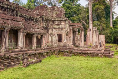 Preah Khan Angkor, Kamboçya, bir Budist tapınağında 12. yüzyılda inşa edilmiş. Bu kuruluş, neredeyse 100,000 yetkilileri ve görevlileri ile merkezi oldu. Ağaçlar ve diğer bitki örtüsü tarafından büyümüş yapıldı..