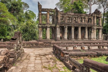 Preah Khan Angkor, Kamboçya, bir Budist tapınağında 12. yüzyılda inşa edilmiş. Bu kuruluş, neredeyse 100,000 yetkilileri ve görevlileri ile merkezi oldu. Ağaçlar ve diğer bitki örtüsü tarafından büyümüş yapıldı..