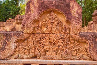 Banteay Srei 10.asır Kamboçyalı Hindu tanrısı Shiva adanmış tapınağıdır. 25 km ana grup tapınaklar yer. Bu büyük ölçüde kırmızı kumtaşı inşa ve ayrıntılı dekoratif duvar oymaları var.