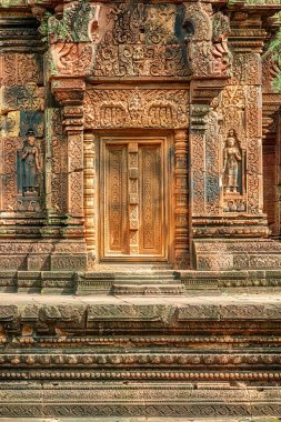 Banteay Srei 10.asır Kamboçyalı Hindu tanrısı Shiva adanmış tapınağıdır. 25 km ana grup tapınaklar yer. Bu büyük ölçüde kırmızı kumtaşı inşa ve ayrıntılı dekoratif duvar oymaları var..