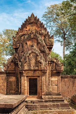 Banteay Srei 10.asır Kamboçyalı Hindu tanrısı Shiva adanmış tapınağıdır. 25 km ana grup tapınaklar yer. Bu büyük ölçüde kırmızı kumtaşı inşa ve ayrıntılı dekoratif duvar oymaları var..