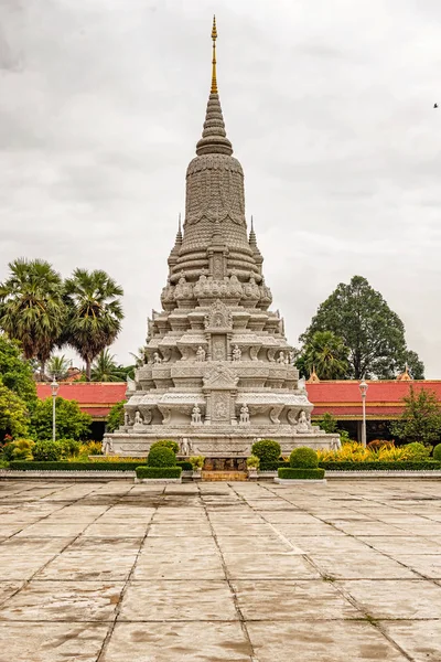 銀の塔で国王ノロドム エメラルド プノンペン カンボジア アジアの寺院の仏塔 — ストック写真