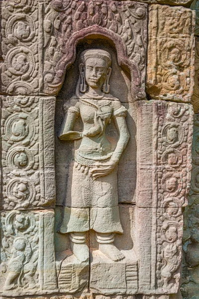 Som カンボジア アンコールの神殿の壁に刻まれたダンサーは 世紀に建てられました 寺院が残された主として復元されていない 多くの木と遺跡を短期その他の植生 — ストック写真