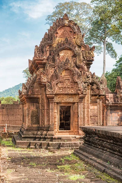 Banteay Srei 10.asır Kamboçyalı Hindu tanrısı Shiva adanmış tapınağıdır. 25 km ana grup tapınaklar yer. Bu büyük ölçüde kırmızı kumtaşı inşa ve ayrıntılı dekoratif duvar oymaları var..