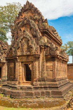 Banteay Srei 10.asır Kamboçyalı Hindu tanrısı Shiva adanmış tapınağıdır. 25 km ana grup tapınaklar yer. Bu büyük ölçüde kırmızı kumtaşı inşa ve ayrıntılı dekoratif duvar oymaları var..