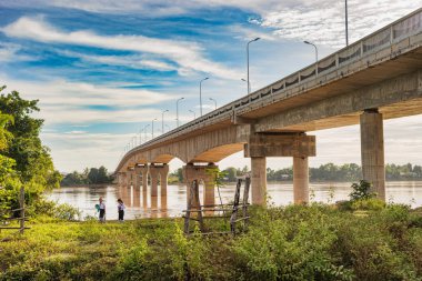 Muang Khong, Laos - 10 Kasım 2017: Donekong köprünün altında okul kız yürümek. Mekong Nehri yakınında Muang Khong, Laos köprü bitti.