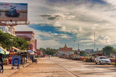 Treng, Kamboçya - 10 Kasım 2017 soktu: Ana meydanda Stung Treng Kamboçya'da öğleden sonra trafik.