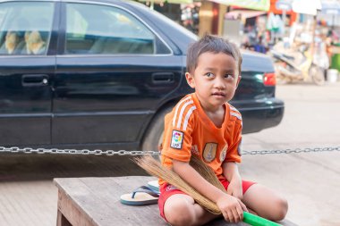 Sinirli Treng - 10 Kasım 2017: genç bboy Stung Teng Kamboçya'da sokakta bankta sittin. Genç bir şirin çocuk portresi