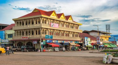 Stung Treng - 10 Kasım 2017: Eski sömürge binaları, içinde şehir Stung Treng Kamboçya'daki cephe.