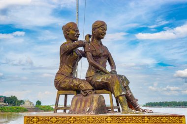 Kampong Cham, Kamboçya - 22 Kasım 2017: Kampong Cham, Kamboçya'da heykel, Mekong Nehri gezi.