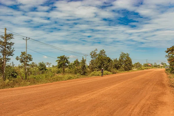 Kratie Cambogia Novembre 2017 Uomo Sta Viaggiando Una Strada Sterrata — Foto Stock