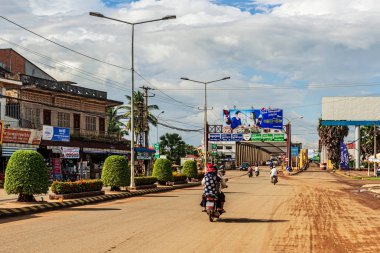Kampong Thom, Cambodia - 15 Kasım 2017: Trafik Stung Sen nehirde Kampong Thom, Cambodia köprüden karşıya. İnsanlar köprü yaklaşan motosiklet üzerinde.