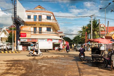 Kampong Thom, Cambodia - 15 Kasım 2017: Kampong Thom, Cambodia ana yol motosiklet sürme insanlar.