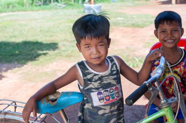 Kampong Thom, Cambodia - 16 Kasım 2017: Çocuk portre Kampong Thom Kamboçya'da yakındaki köyde.