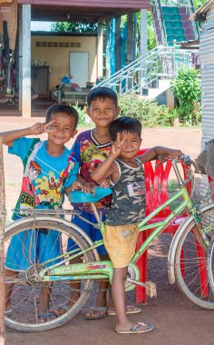 Kampong Thom, Cambodia - 16 Kasım 2017: Çocuk portre Kampong Thom Kamboçya'da yakındaki köyde.