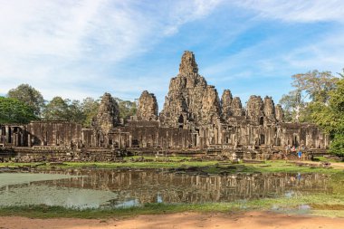 Angkor, Kamboçya - 17 Kasım 2017: Bayon Tapınağı gezi turist. Bu Kamboçya Angkor Thom zengince dekore edilmiş Khmer tapınakta. Geç 12. yüzyılda resmî tapınak olarak Kral inşa.