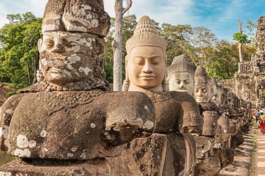 Siem Reap, Kamboçya 17 Kasım 201 turistler tarafından heykeller Güney kapısında Angkor Thom geçen. Khmer İmparatorluğu'nun son ve en kalıcı sermaye şehir oldu. Geç 12. yüzyılda kurulduğu