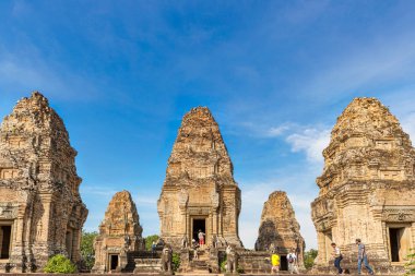 Angkor, Kamboçya - 18 Kasım 2017: Pre Rup, Hindu Tapınağı'nda Angkor, Kamboçya, turist devlet Khmer tapınak kral olarak inşa ve 961 içinde adanmış. Kombine tuğla, laterite ve kumtaşı inşaat tapınaktır.