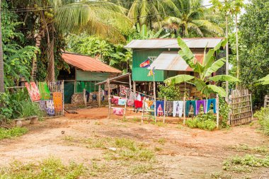 Kralanh, Kamboçya - 20 Kasım 2017: Kamboçya'da Kralanh köyü yakınındaki tipik Kamboçyalı ev.