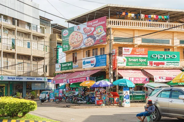 柬埔寨磅占 2017年11月12日 男子坐在街上的建筑物前与商店在磅占 柬埔寨 — 图库照片