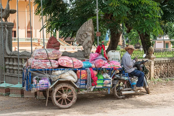 Кампонгтям Камбоджа Ноября 2017 Года Человек Своем Мотоцикле Везет Прикрепленной — стоковое фото