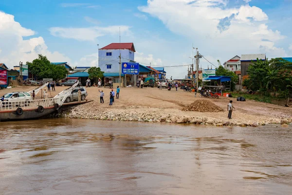 Akreiy Ksatr Village Camboya Noviembre 2017 Personas Esperando Para Abordar —  Fotos de Stock