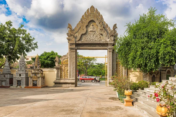 プノンペン カンボジア 2017 ワット ランカ独立記念碑に近いプノンペンの中心部に色鮮やかな仏教寺院の入り口 — ストック写真