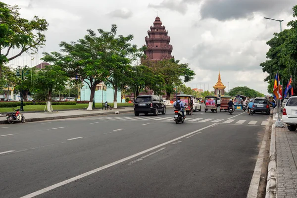 Пномпень Камбоджа Ноября 2017 Года Движение Вокруг Памятника Независимости Пномпене — стоковое фото
