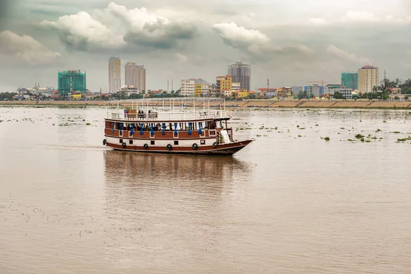 Phnom Penh Kambodscha November 2017 Boote Mit Touristen Kreuzen Auf — Stockfoto