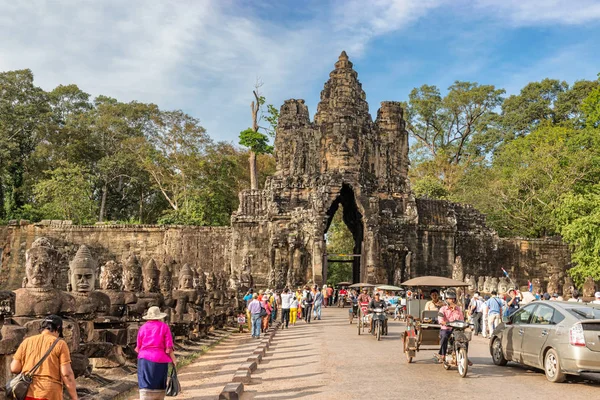 Siem Reap, Kamboçya 17 Kasım 201 turistler tarafından heykeller Güney kapısında Angkor Thom geçen. Khmer İmparatorluğu'nun son ve en kalıcı sermaye şehir oldu. Geç 12. yüzyılda kurulduğu