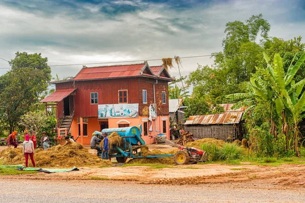 Puok Camboya Noviembre 2017 Personas Que Trabajan Procesamiento Cultivos Cerca —  Fotos de Stock