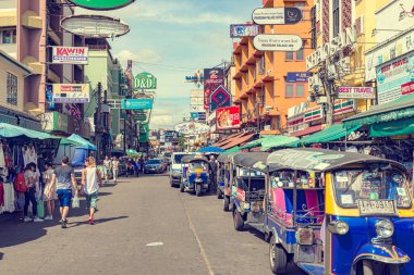 Bangkok, Tayland 24 Kasım 2017: Khaosan Road ziyaret insanlar bu dünya ünlü backpacker yerdir, ucuz konaklama sunmaktadır. Akşam sırasında sokak barlar halinde açmak ve müzik oynanır ve el sanatları, gıda ve giyim satan yerel insanlar