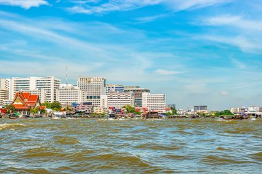 Bangkok, Tayland - 24 Kasım 2017: Tekneler şehir binaları, Bangkok, Tayland için arka plan ile Chao Phraya Nehri üzerinde yüzen turist.