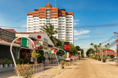 Hua Hin, Tayland - 26 Kasım 2017: Otel binası içinde resort kasaba, Hua Hin Tayland önde gelen Street görünüm.