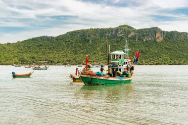 Prachuap Khiri Khan, Tayland - 27 Kasım 2017: Balıkçı anchorage Tayland Körfezi yakınlarında Prachuap Khiri Khan koyunda, teknede.