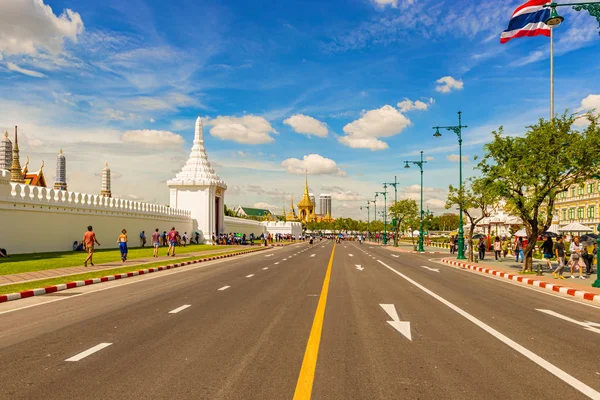 仏教寺院の複合体を囲むグランド パレスとワット ケオ壁に沿って歩くバンコク タイ王国 2017 観光客 — ストック写真