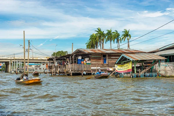 バンコク タイの運河沿いの家の居住者に商品を販売するボートのバンコク タイ王国 2017 — ストック写真