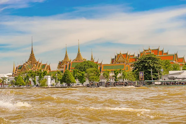 Bangkok Tayland Kasım 2017 Turistler Kraliyet Sarayı Ile Chao Phraya — Stok fotoğraf