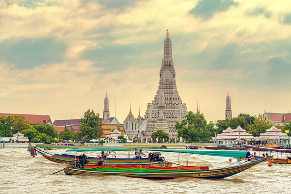 Bangkok, Tayland - 24 Kasım 2017: Tekneler şehir binaları, Bangkok, Tayland için arka plan ile Chao Phraya Nehri üzerinde yüzen turist.