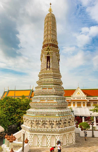 2017 관광객 Ratchawaram Ratchaworamawihan 그것은 기념비 화려하 Prang 태국에서 있습니다 — 스톡 사진