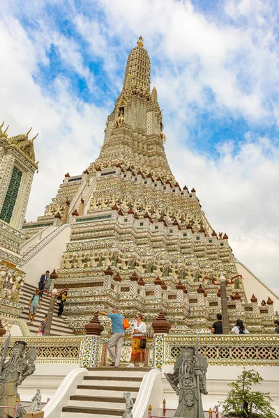 Bangkok Thailand Nov 2017 Tourrists Visiting Wat Arun Ratchawaram Буддийский — стоковое фото